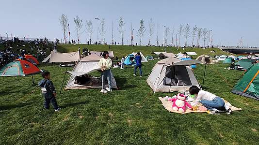 露营帐篷儿童节亲子活动户外活动视频的预览图