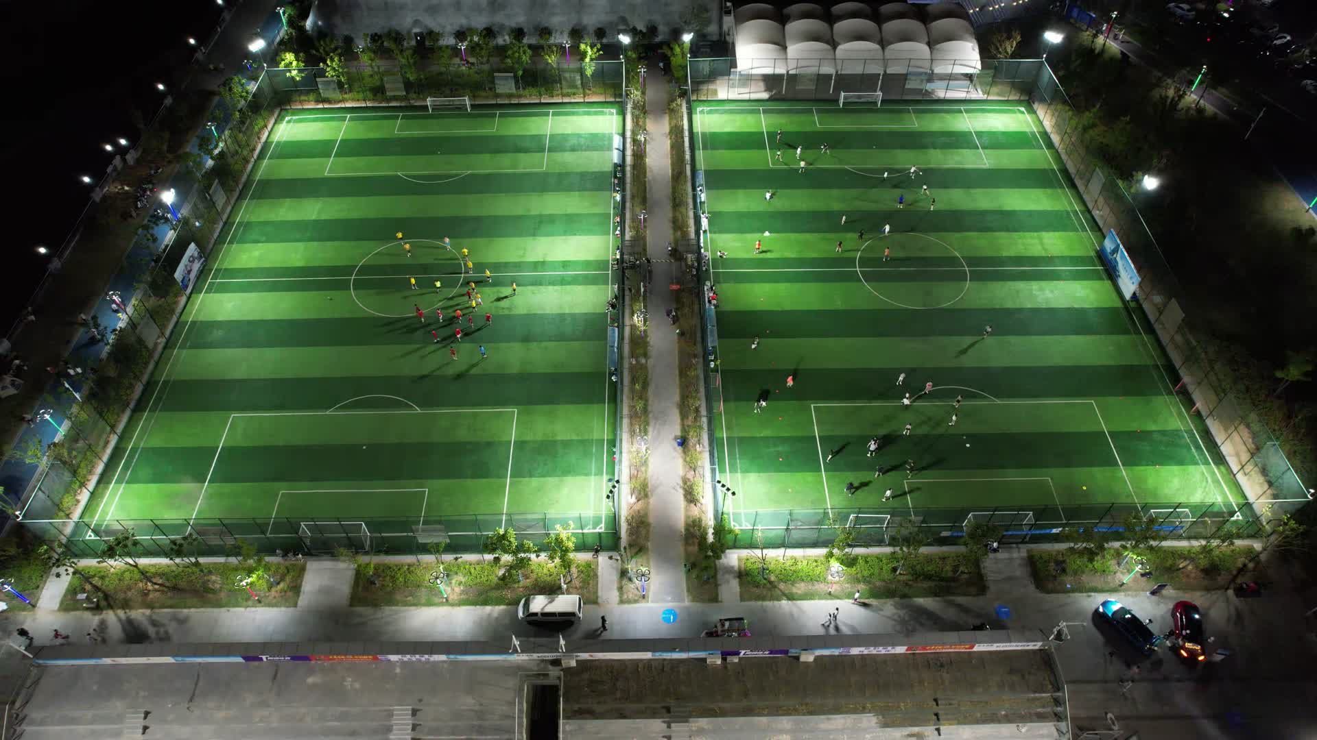 体育锻炼足球场夜晚踢足球比赛航拍视频的预览图