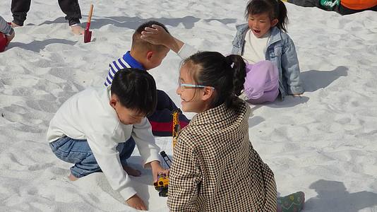 儿童节小朋友玩沙子视频的预览图
