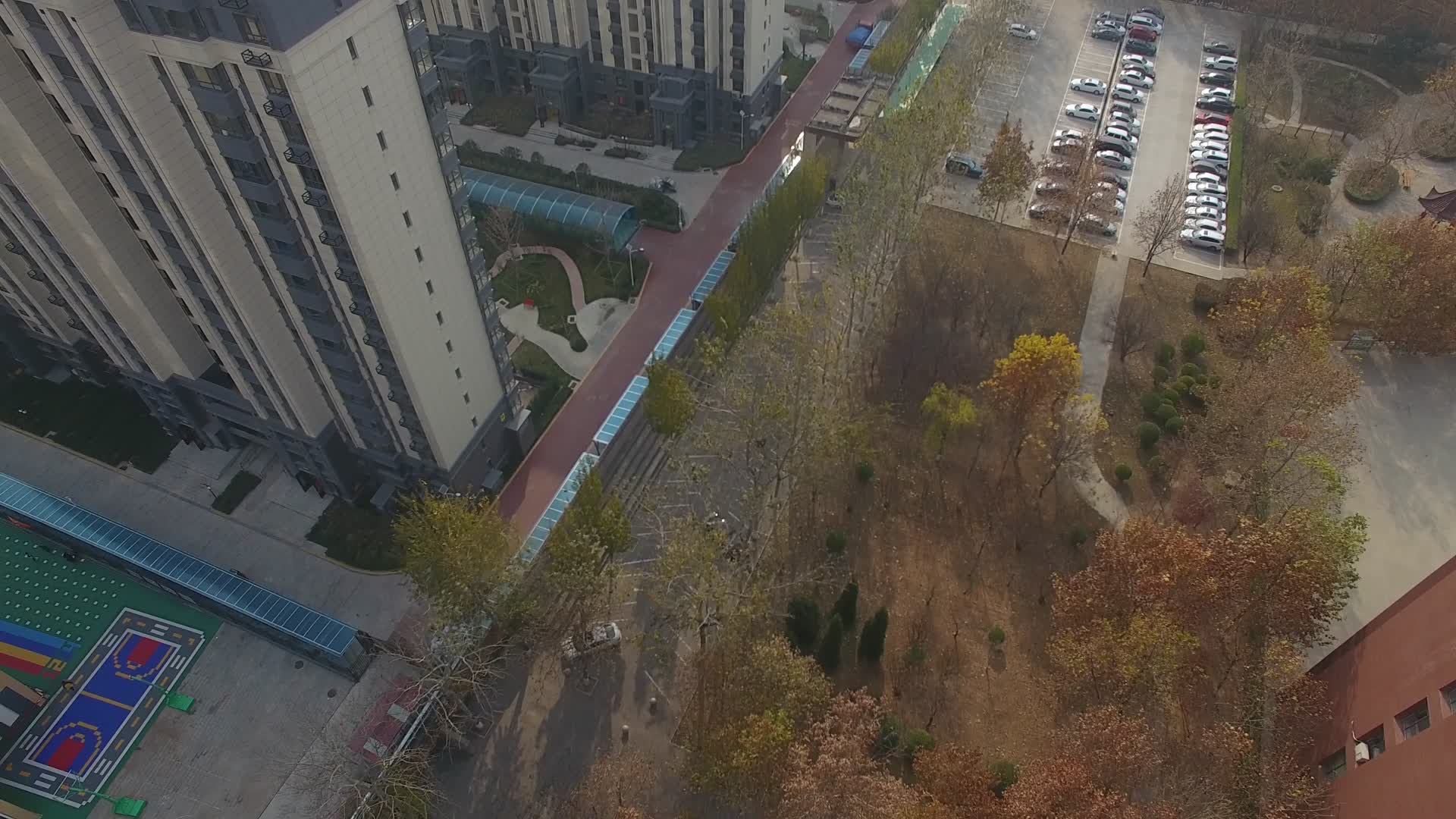 航拍城市小区秋色视频的预览图