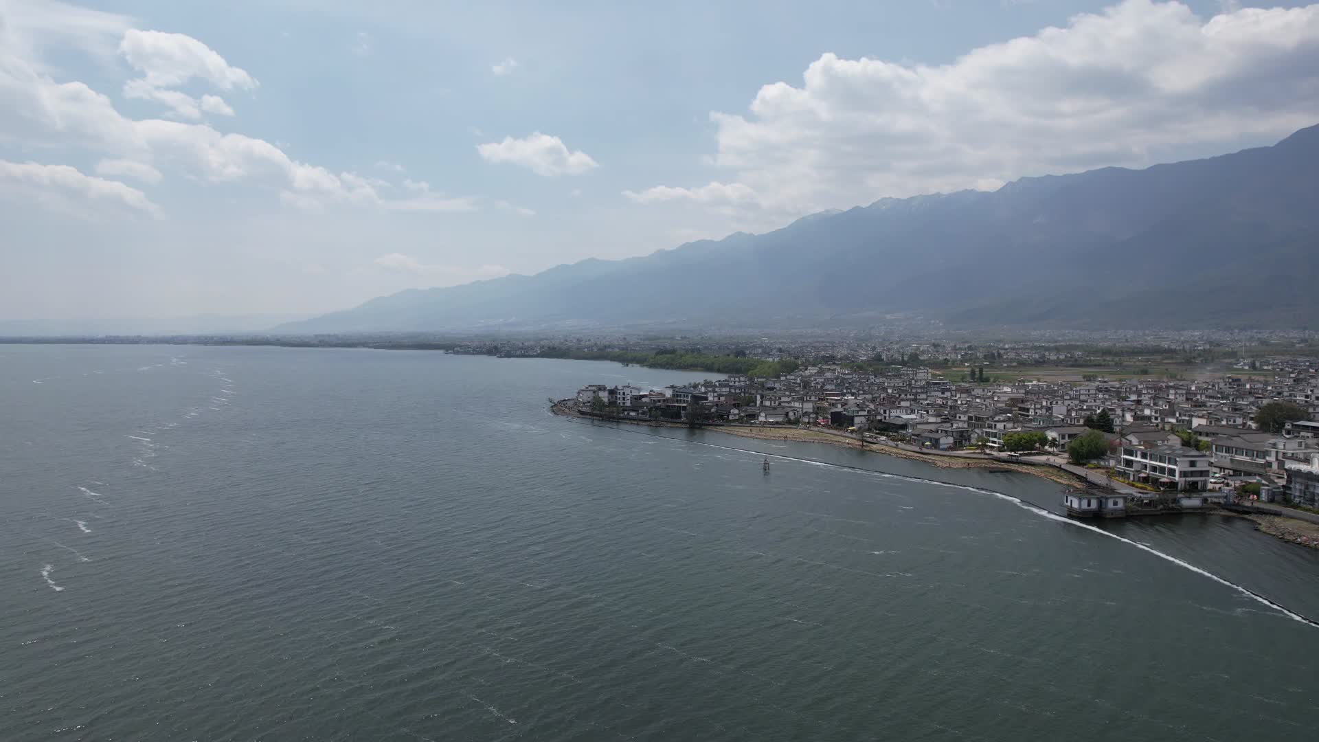 云南大理洱海风光航拍视频的预览图