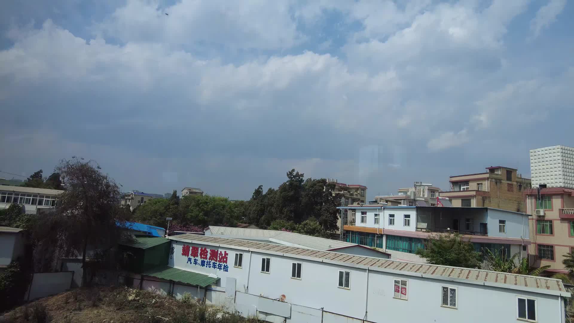 火车窗外风景交通实拍视频的预览图