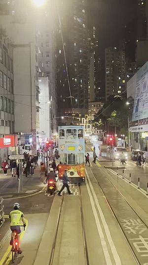 香港叮叮车夜晚行驶二楼视角视频的预览图