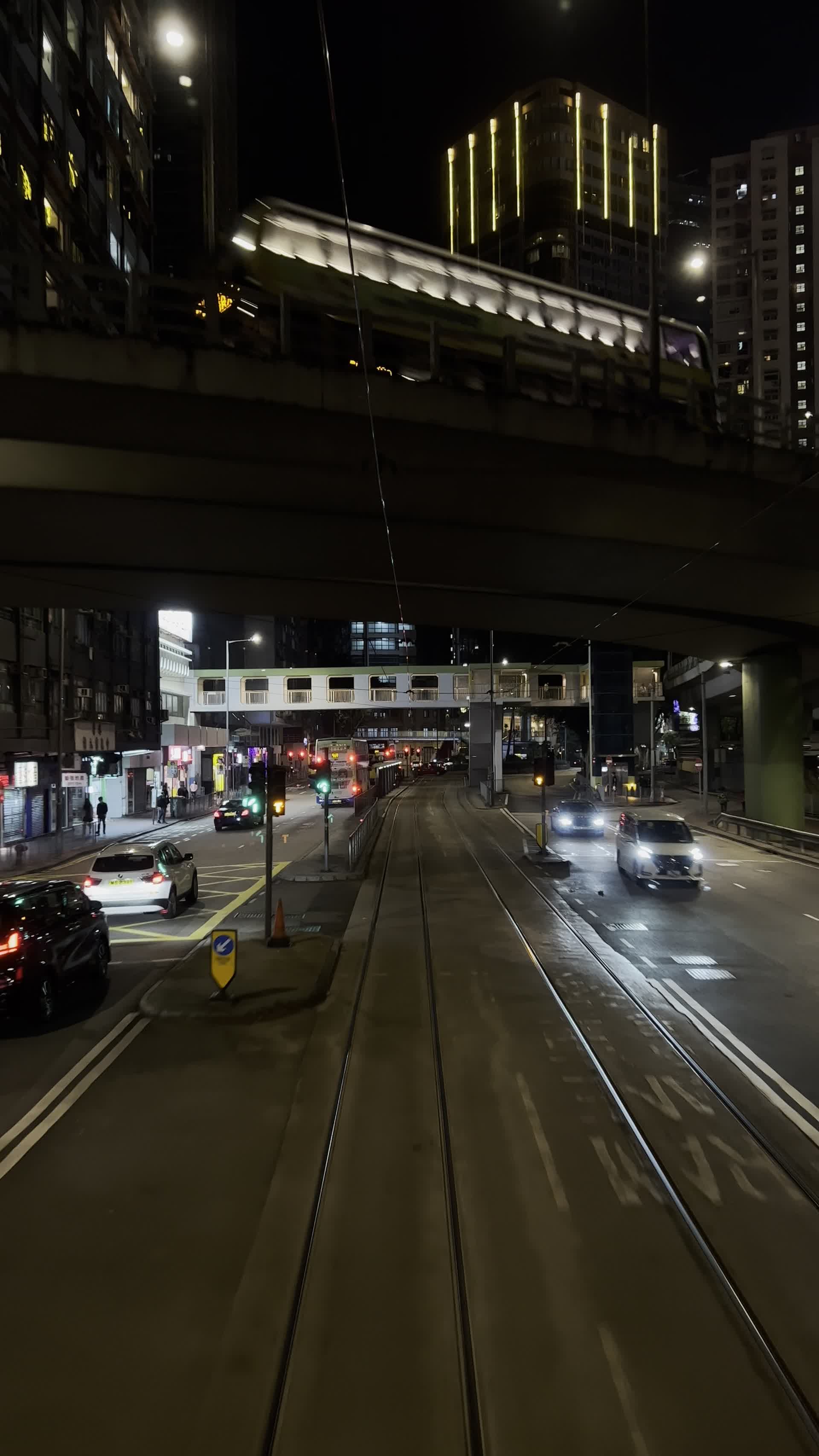 香港叮叮车夜晚行驶二楼视角视频的预览图