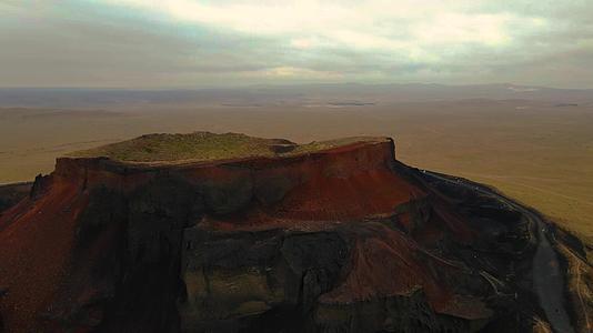航拍乌兰哈达火山口视频的预览图