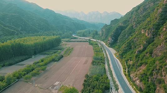 北京郊区山间公路视频的预览图