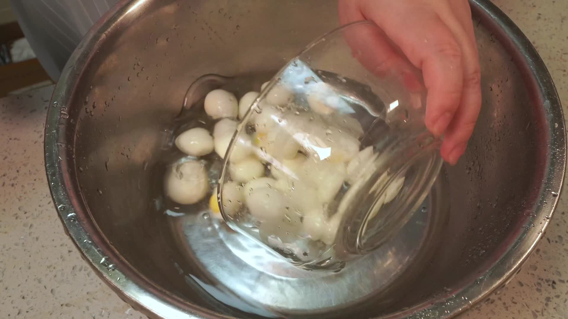 鹌鹑蛋躯壳剥壳视频的预览图