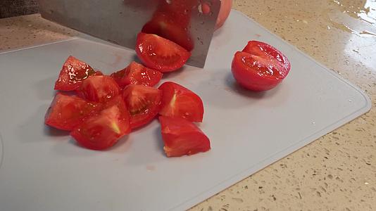案板切西红柿番茄视频的预览图
