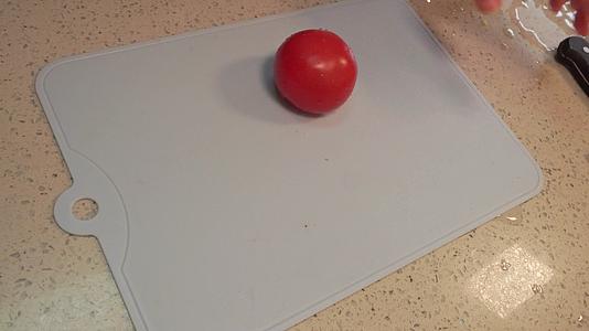 案板切西红柿番茄视频的预览图
