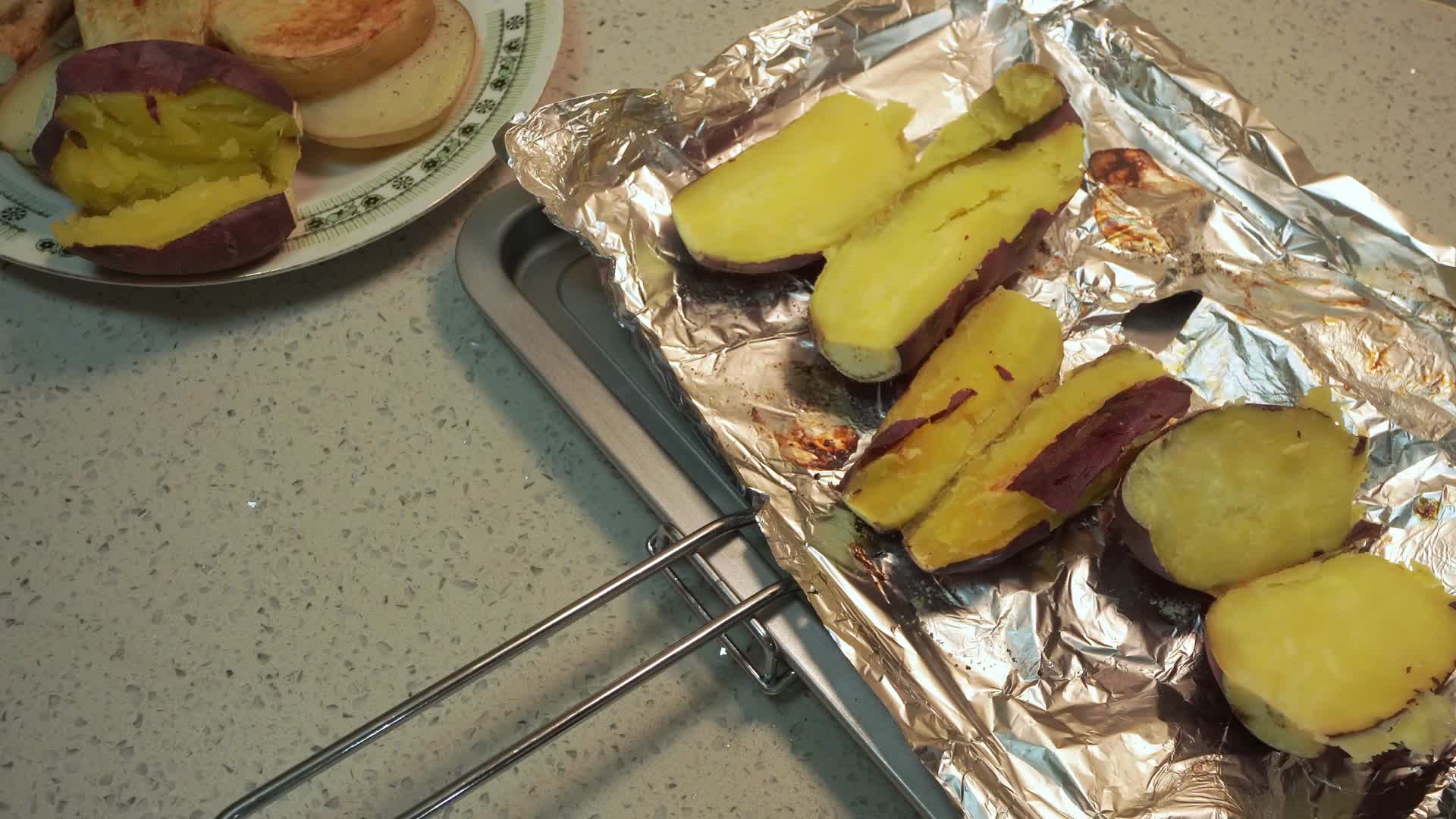 掰开烤红薯烤白薯烤地瓜视频的预览图