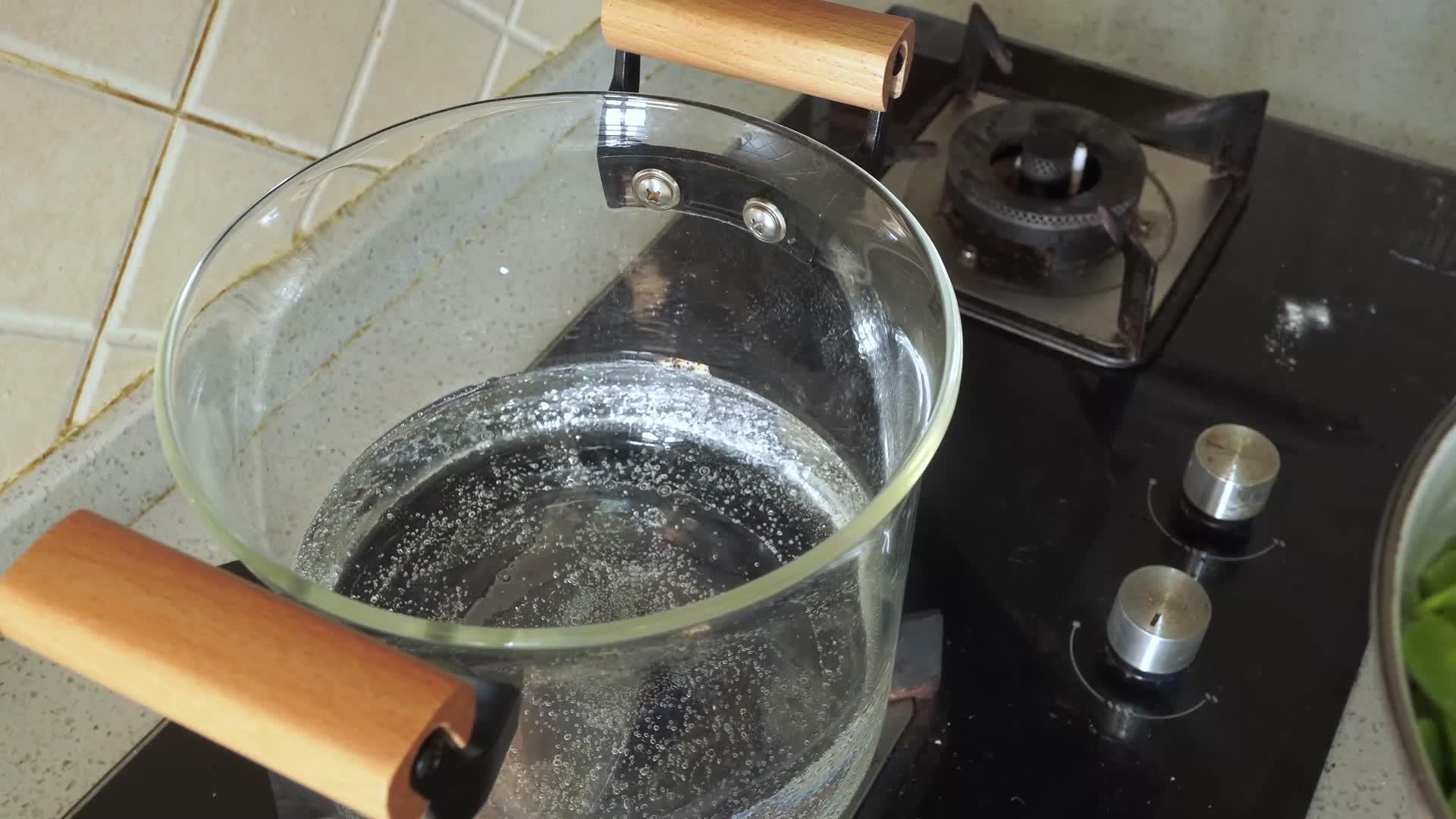 玻璃锅给荷兰豆焯水断生视频的预览图