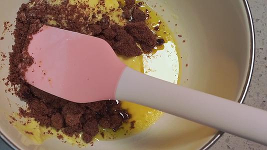 饼干面粉中加入鸡蛋烘焙甜品视频的预览图
