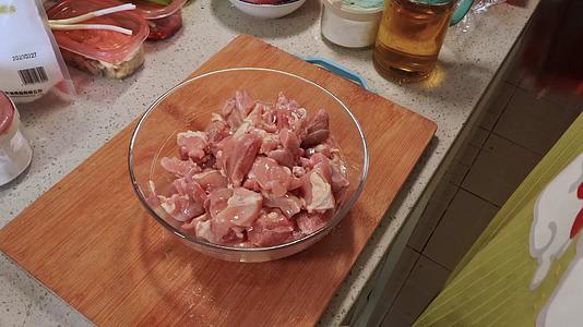 玻璃碗腌制鸡肉视频的预览图