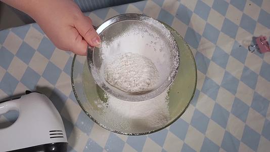 玻璃碗筛入面粉视频的预览图