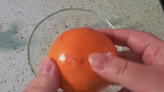 剥橙子水果橘子剥皮视频的预览图