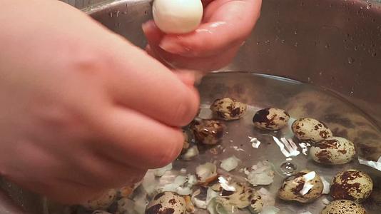 剥壳包鹌鹑蛋去壳视频的预览图