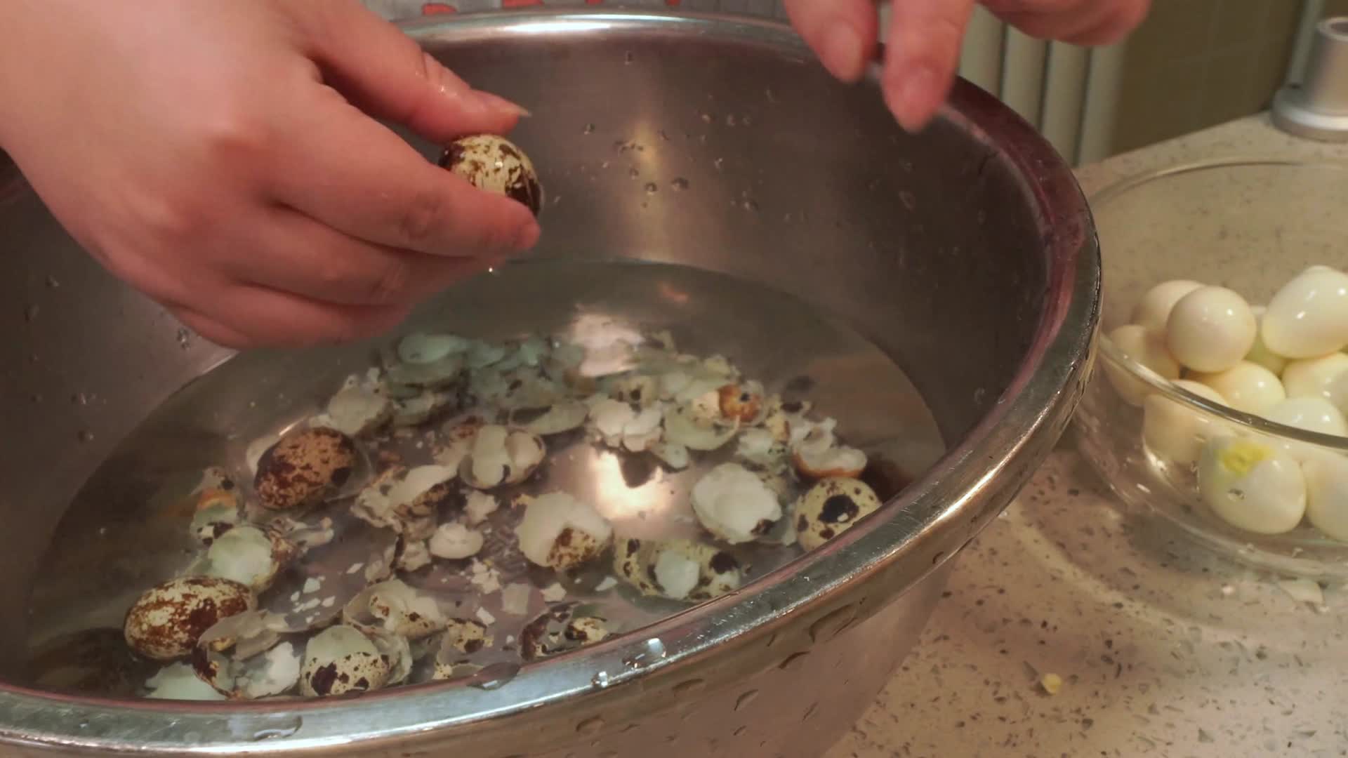 剥壳包鹌鹑蛋去壳视频的预览图