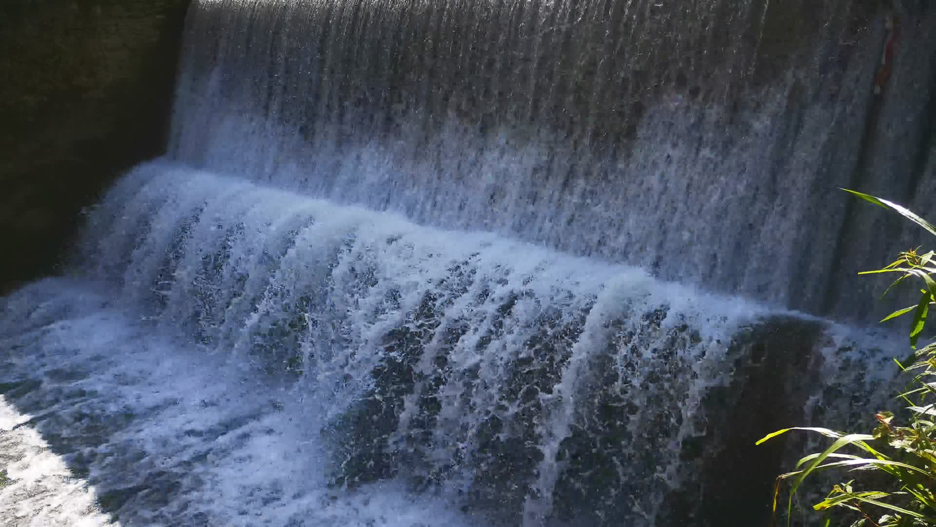 自然实拍山间瀑布流水视频的预览图