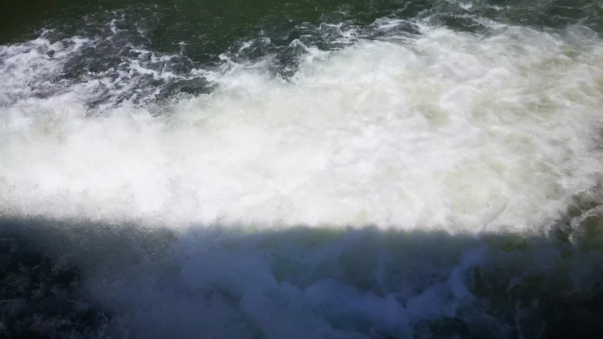 实拍山间瀑布流水视频的预览图