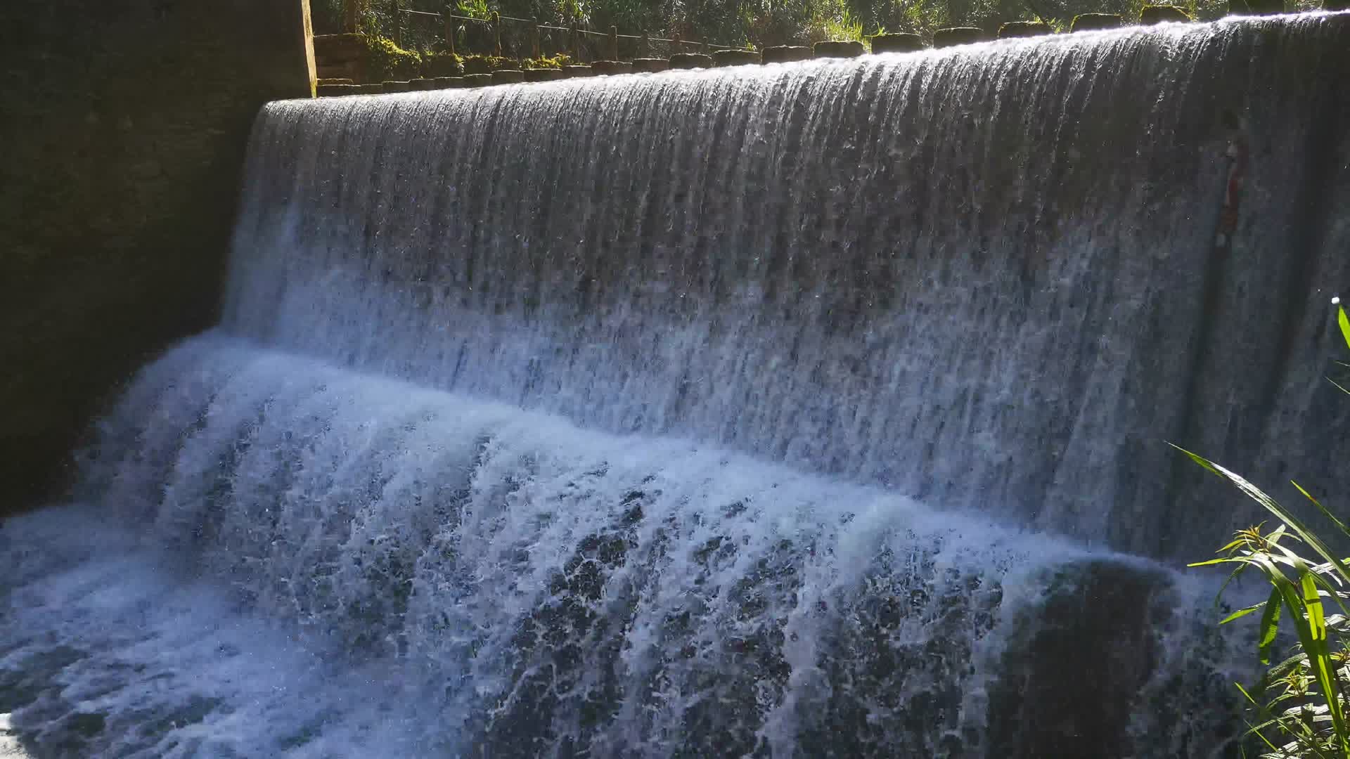 实拍山间瀑布风景流水视频的预览图