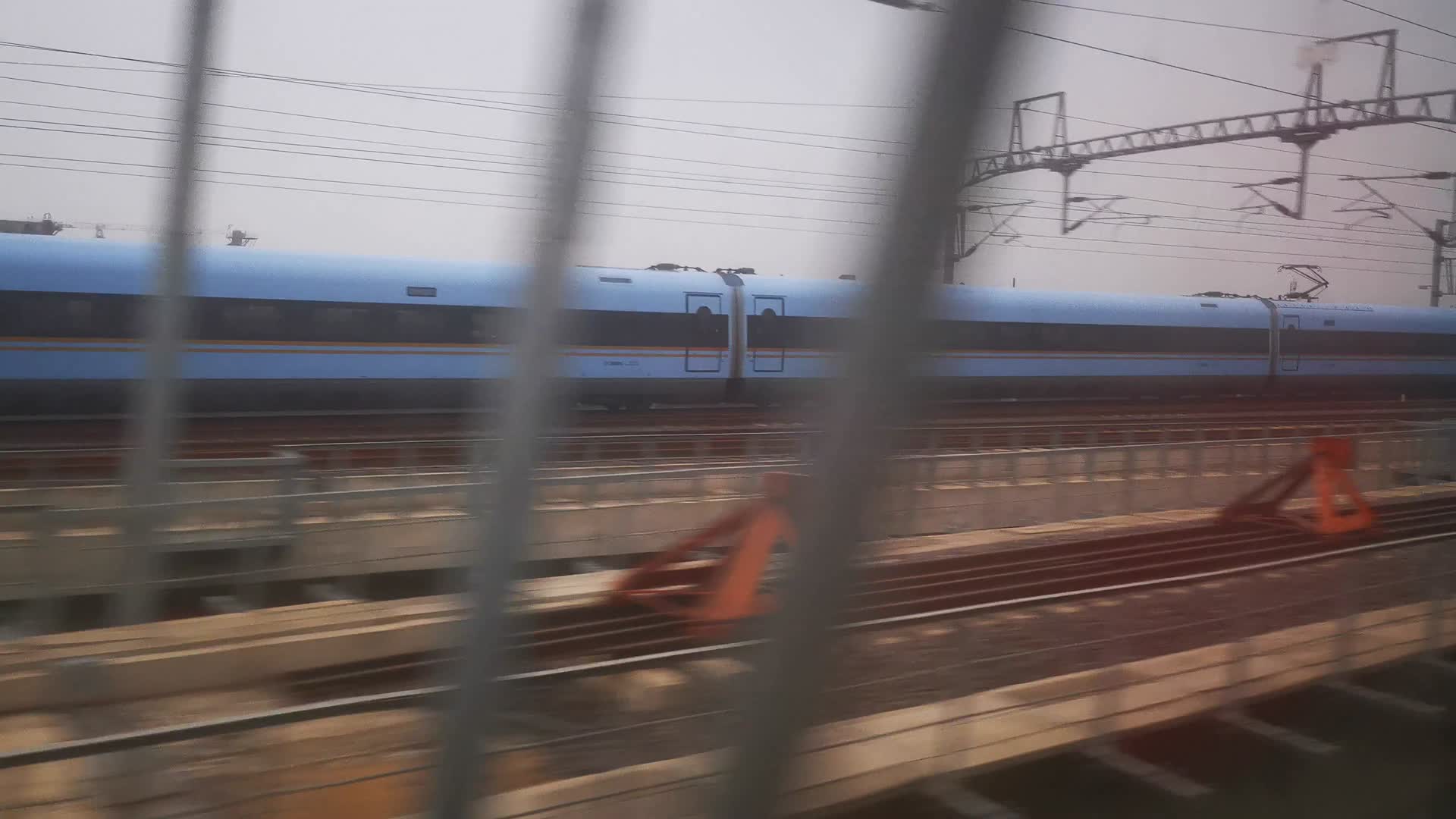 实拍火车驶出站台视频的预览图