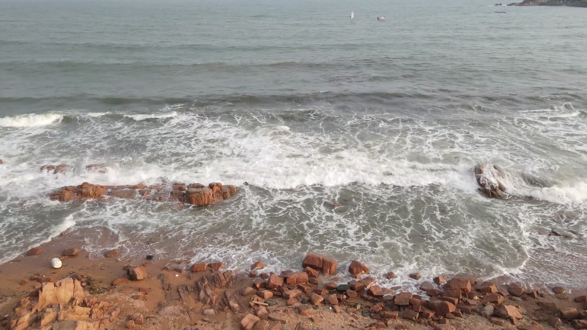 航拍自然风光海洋沙滩海浪礁石视频的预览图