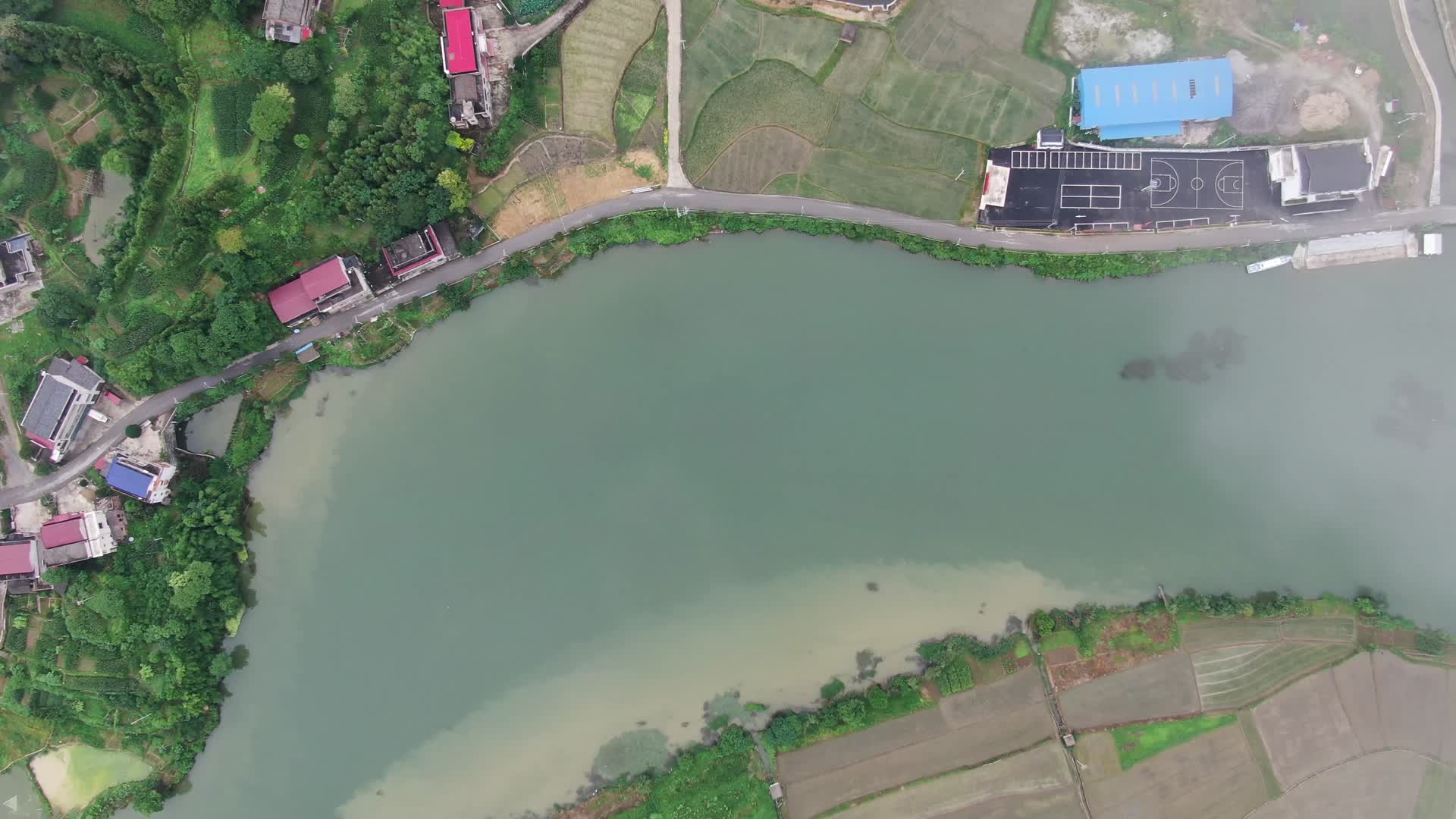 航拍河流美丽乡村视频的预览图