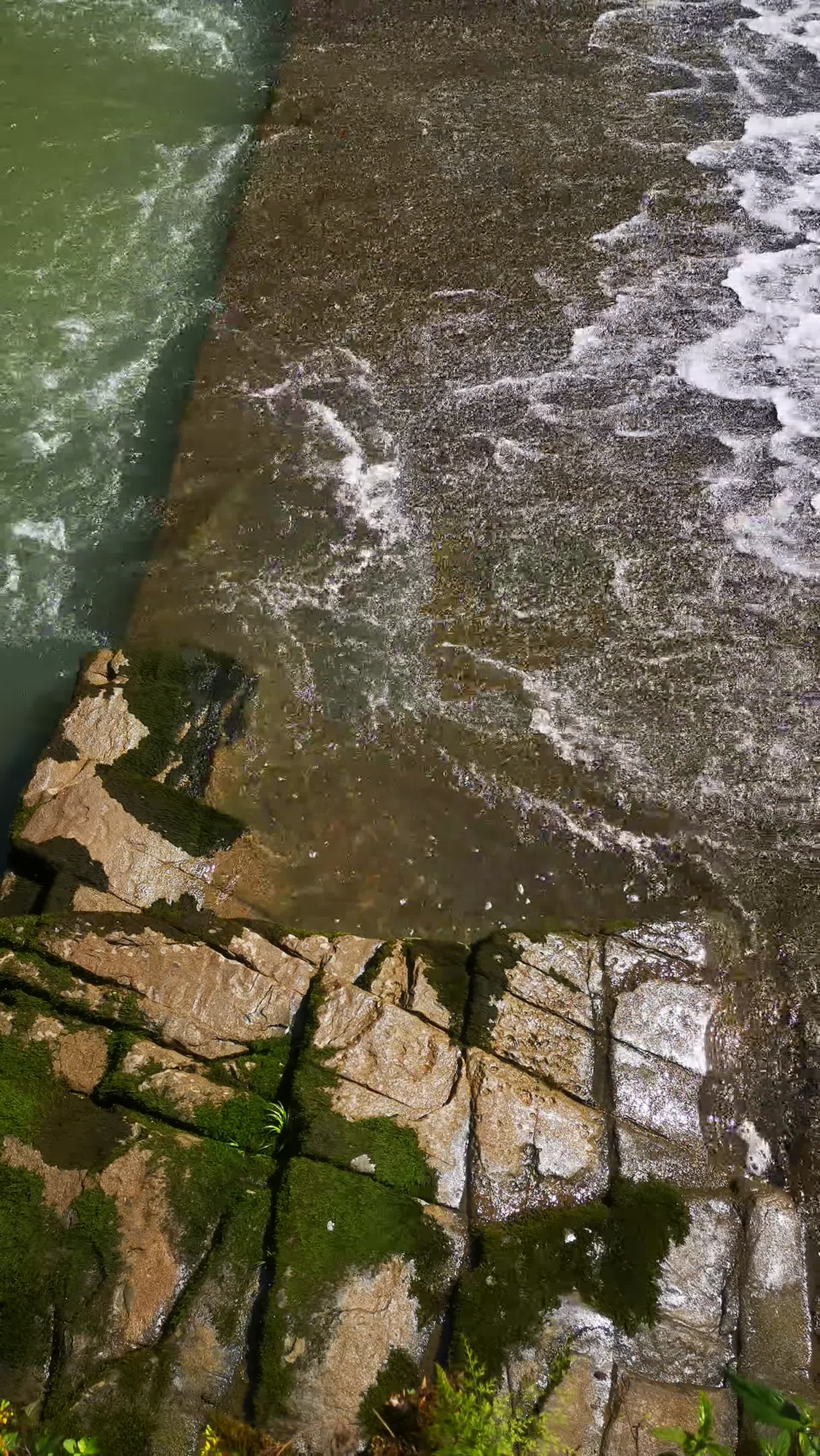 自然实拍山间瀑布流水视频的预览图