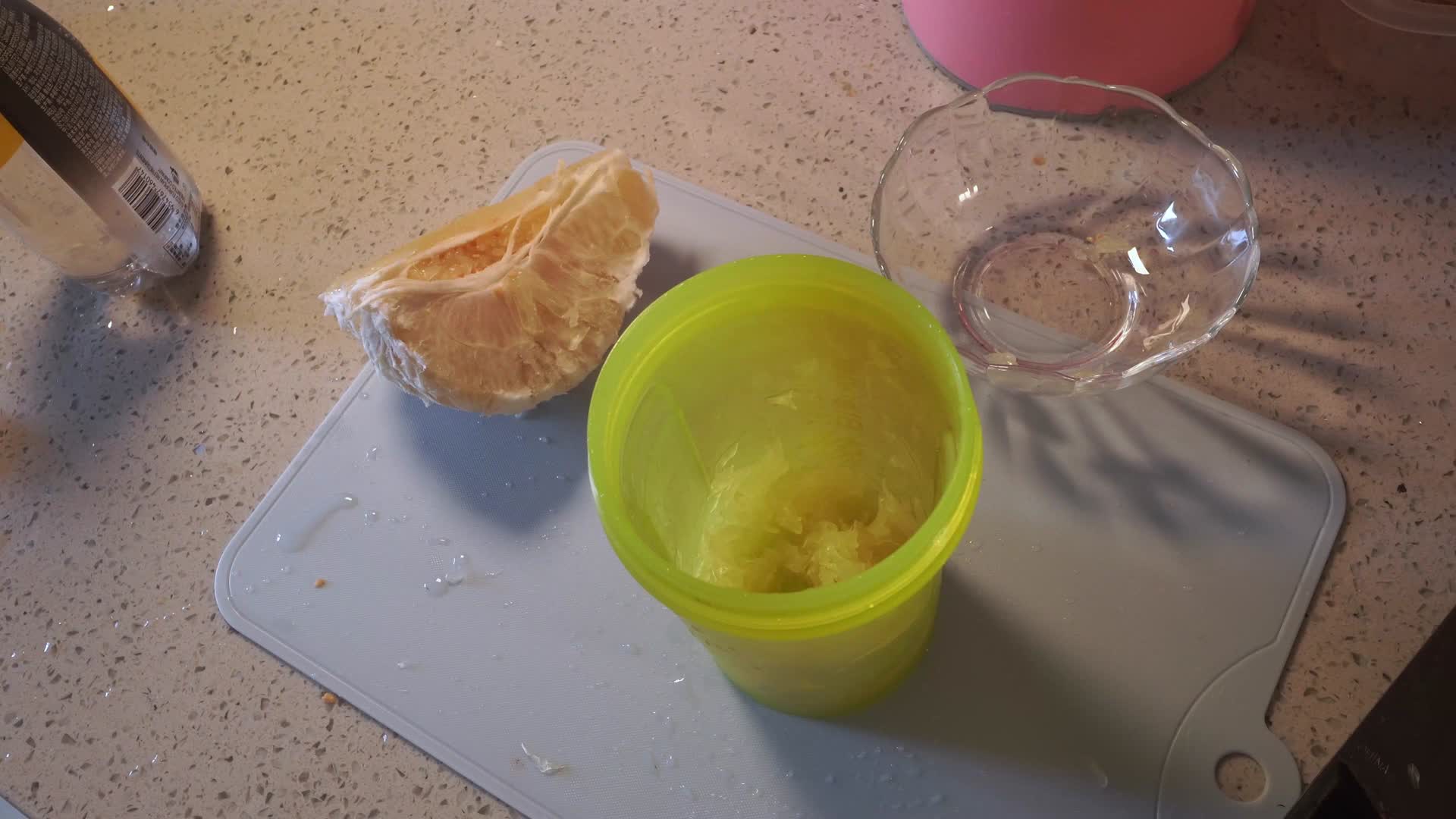 剥西柚制作饮料柚子肉视频的预览图