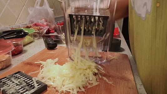 擦丝器处理土豆丝视频的预览图