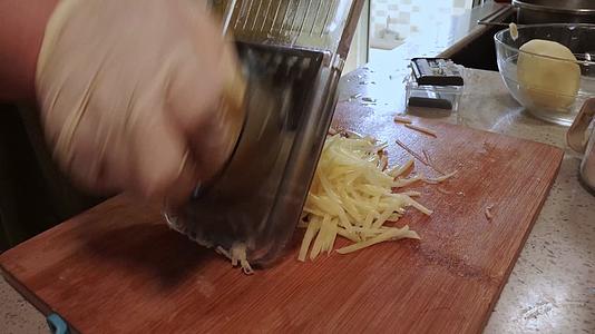 擦丝器处理土豆丝视频的预览图