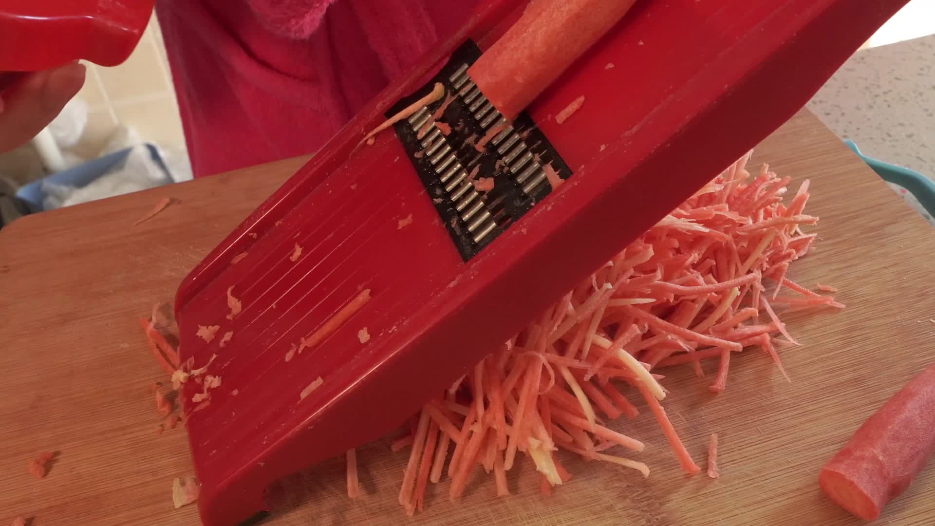 擦丝器处理水果萝卜丝视频的预览图
