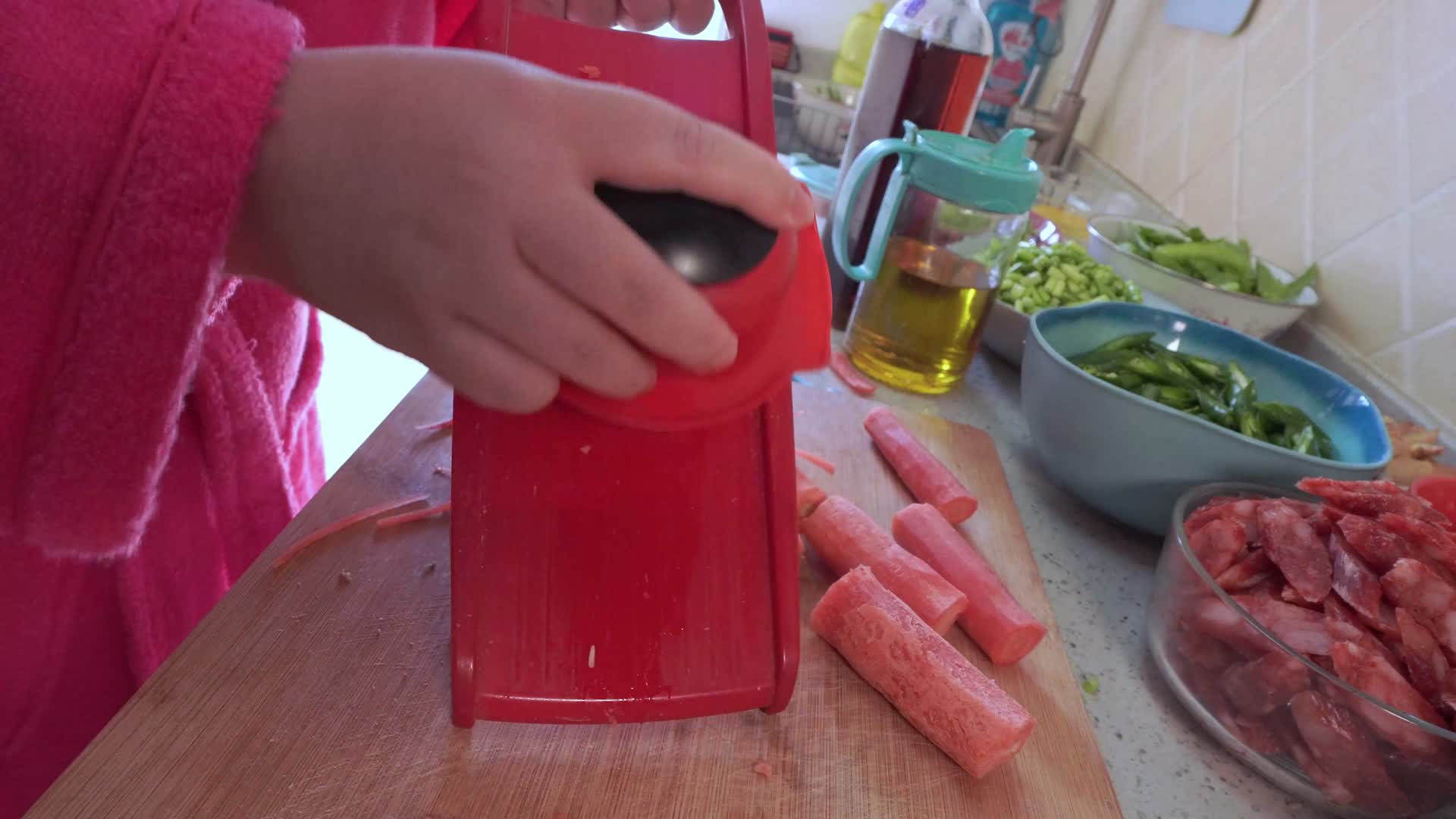擦丝器处理水果萝卜丝视频的预览图