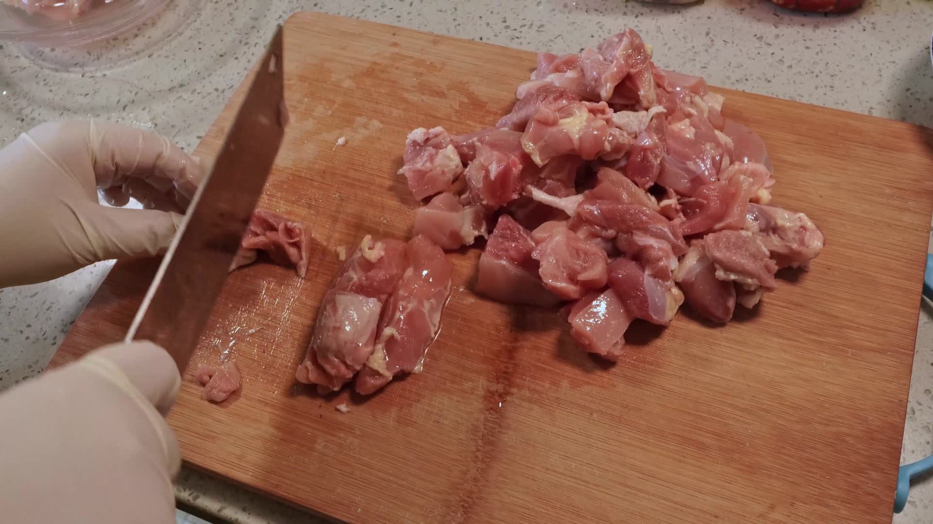 菜刀切鸡腿肉块视频的预览图