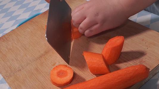 菜刀切胡萝卜健康蔬菜视频的预览图