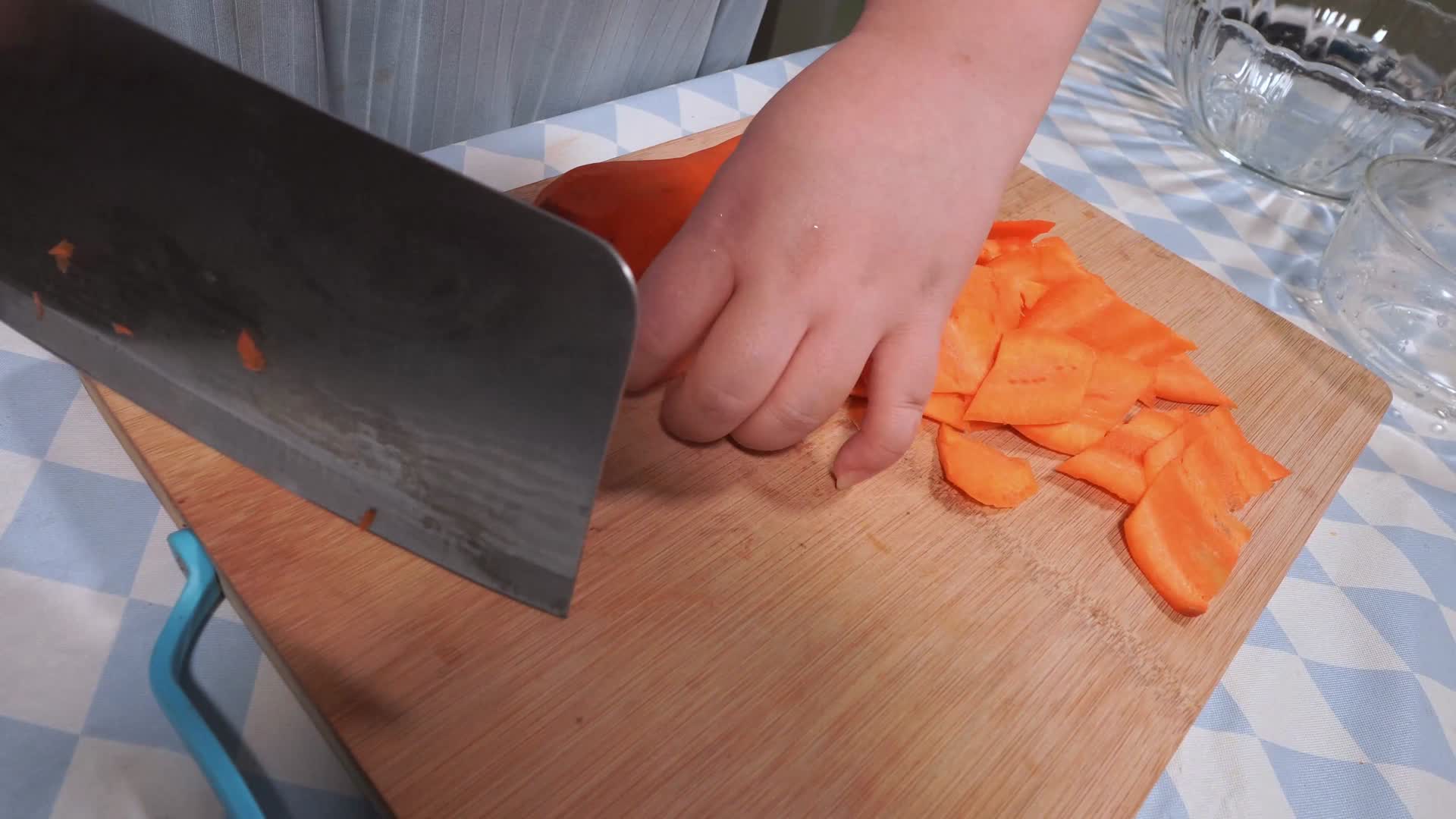 菜刀切胡萝卜健康蔬菜视频的预览图