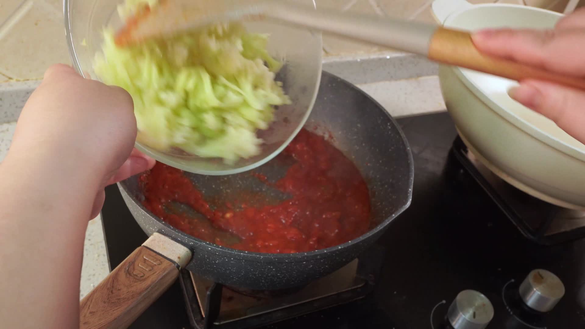 菜花下入炒好的番茄酱中视频的预览图