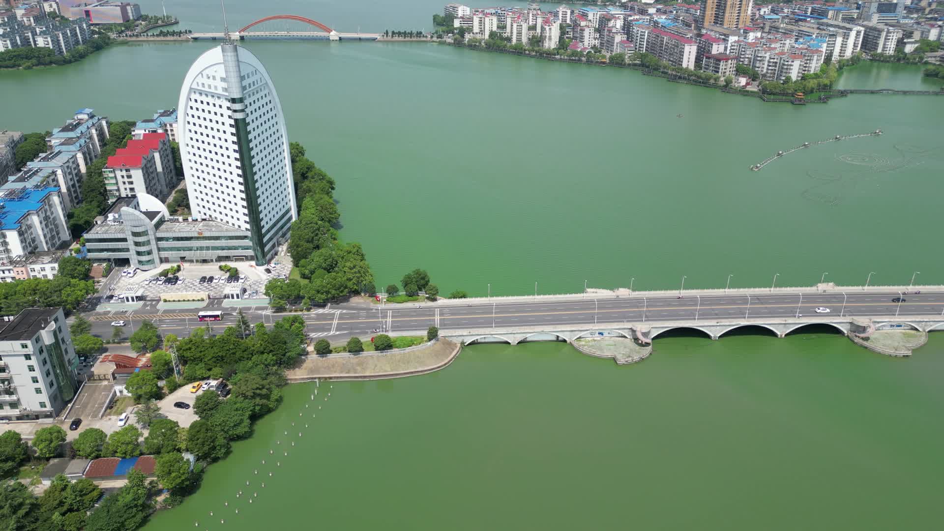 航拍湖北鄂州城市风光视频的预览图