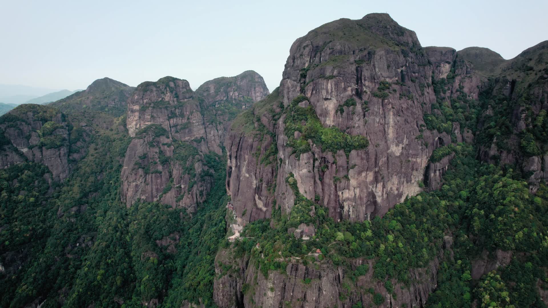 4K航拍福建漳州平和灵通山悬空寺视频的预览图