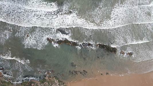 航拍自然风光海洋沙滩海浪礁石视频的预览图