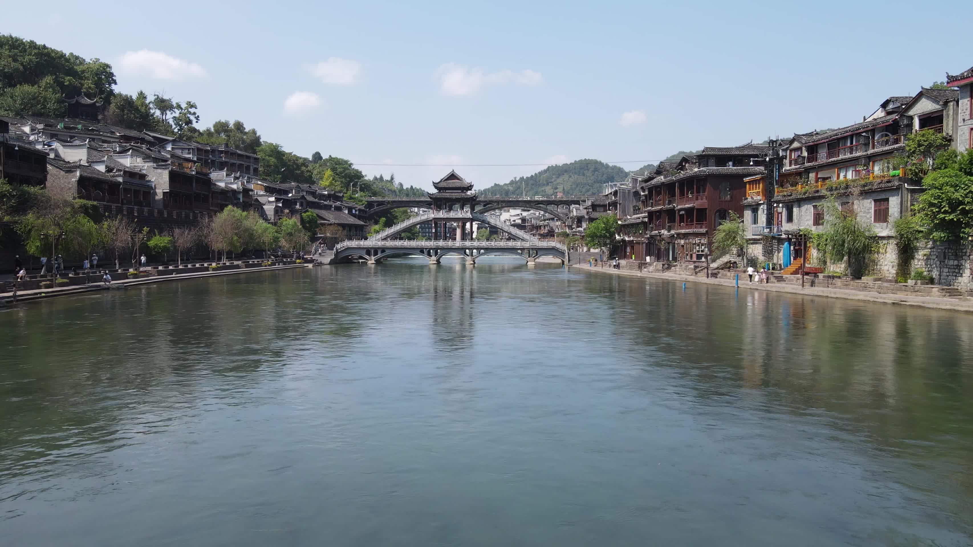 湖南湘西凤凰古城雪桥航拍视频的预览图
