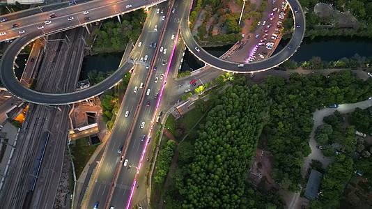 云南昆明观南立交桥夜景灯光航拍交通视频的预览图