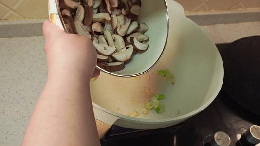 炒香菇炒蘑菇食用菌视频的预览图
