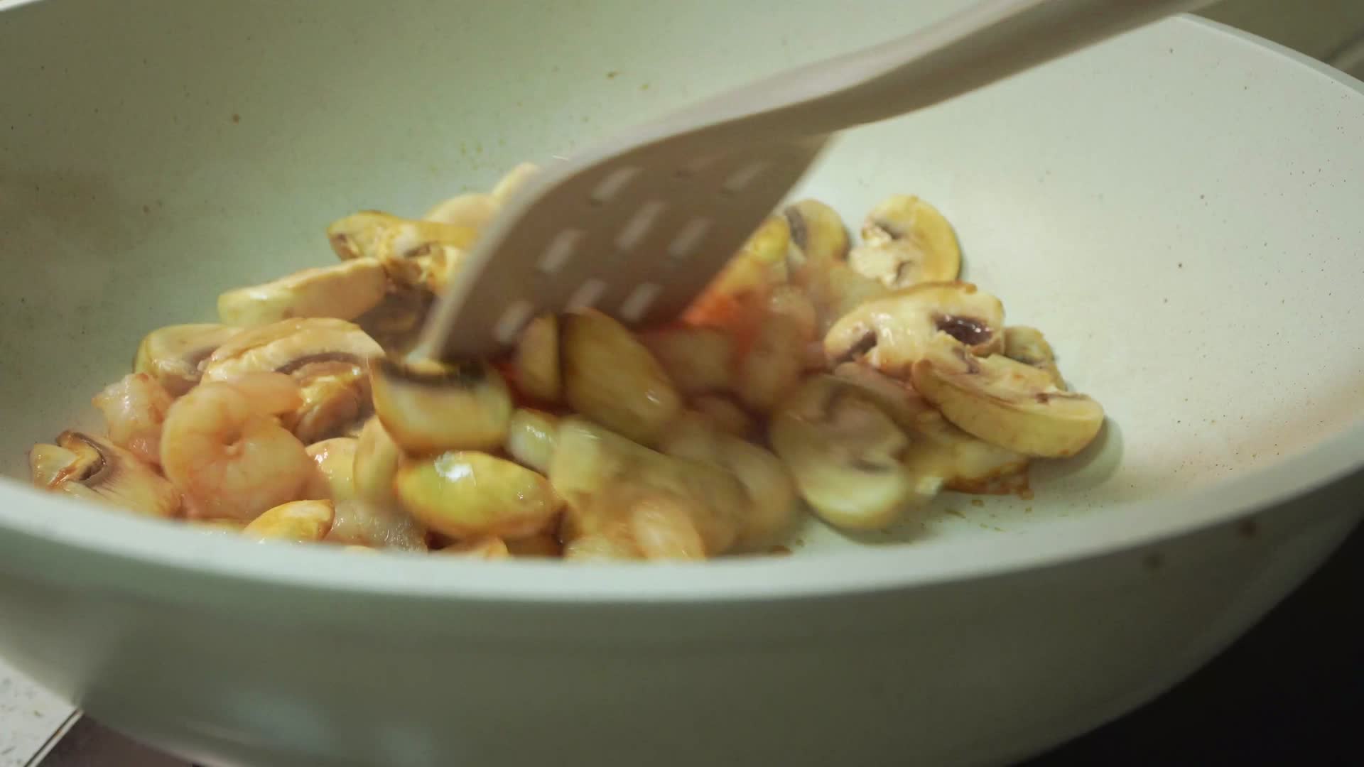 炒制蘑菇虾仁健身餐视频的预览图