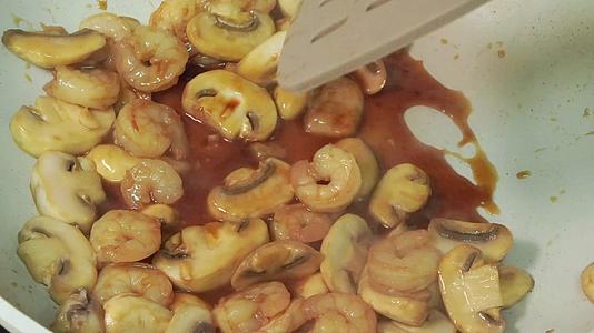 炒制蘑菇虾仁健身餐视频的预览图