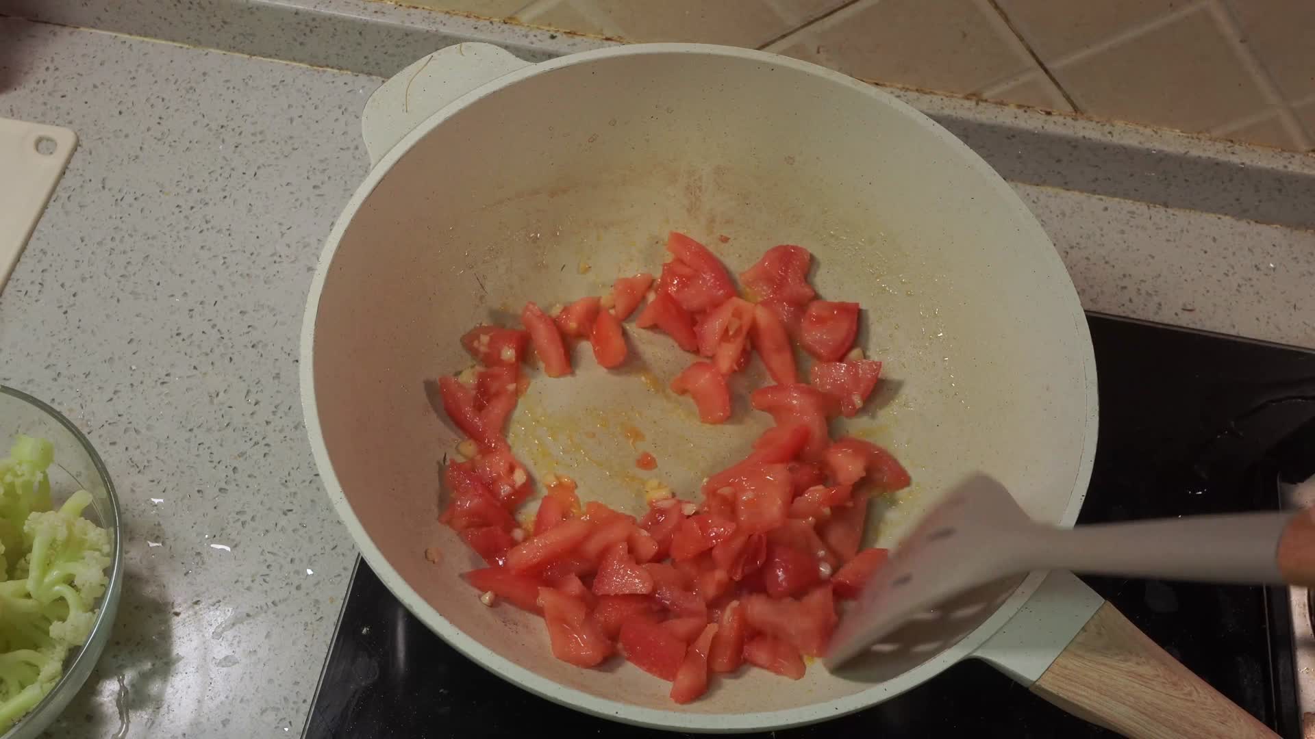 炒制西红柿炒番茄酱视频的预览图