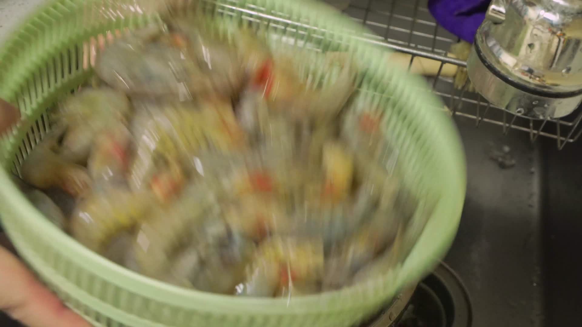 冲洗大虾清洗食材视频的预览图