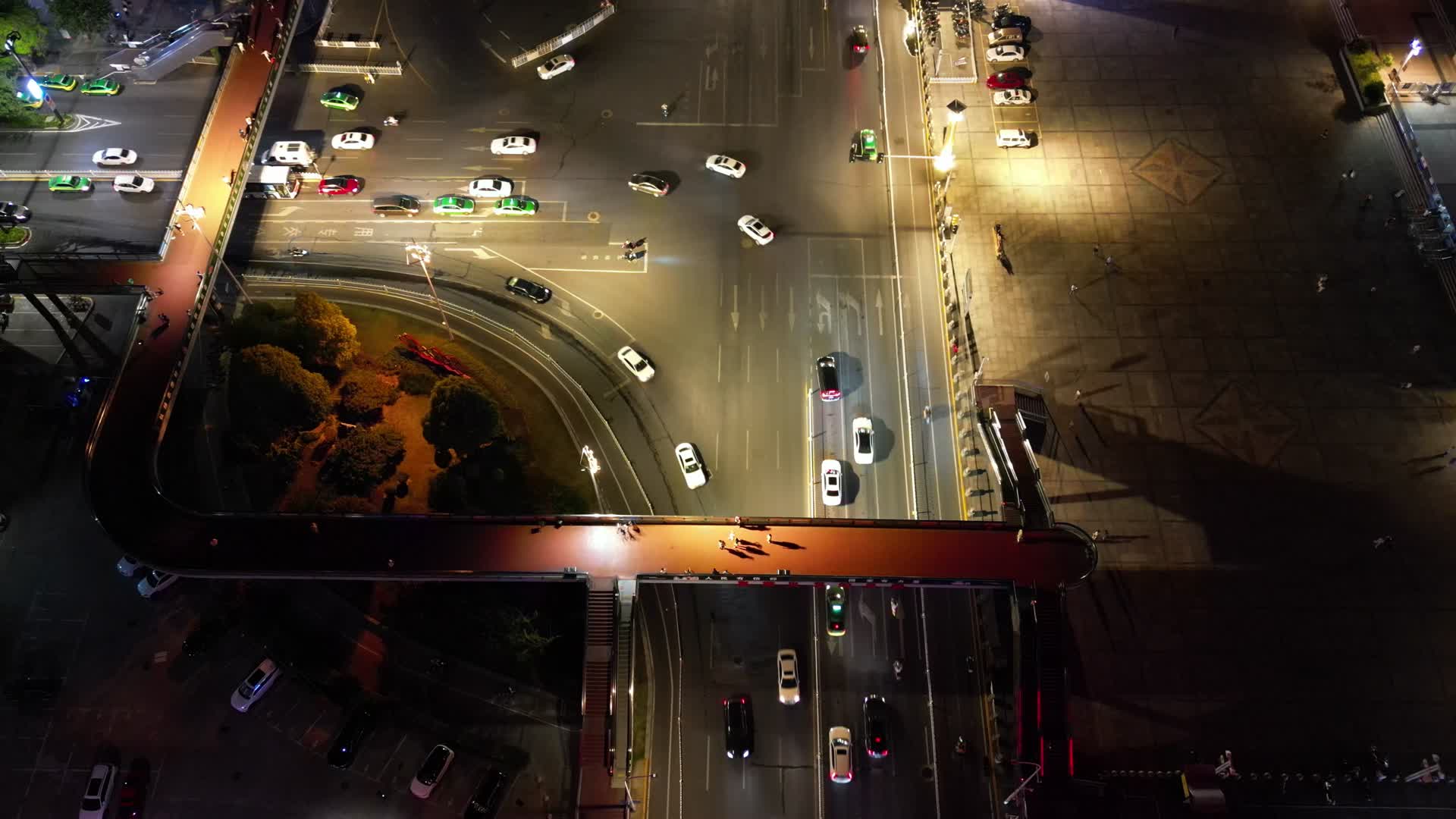 城市夜景交通车辆行驶航拍视频的预览图