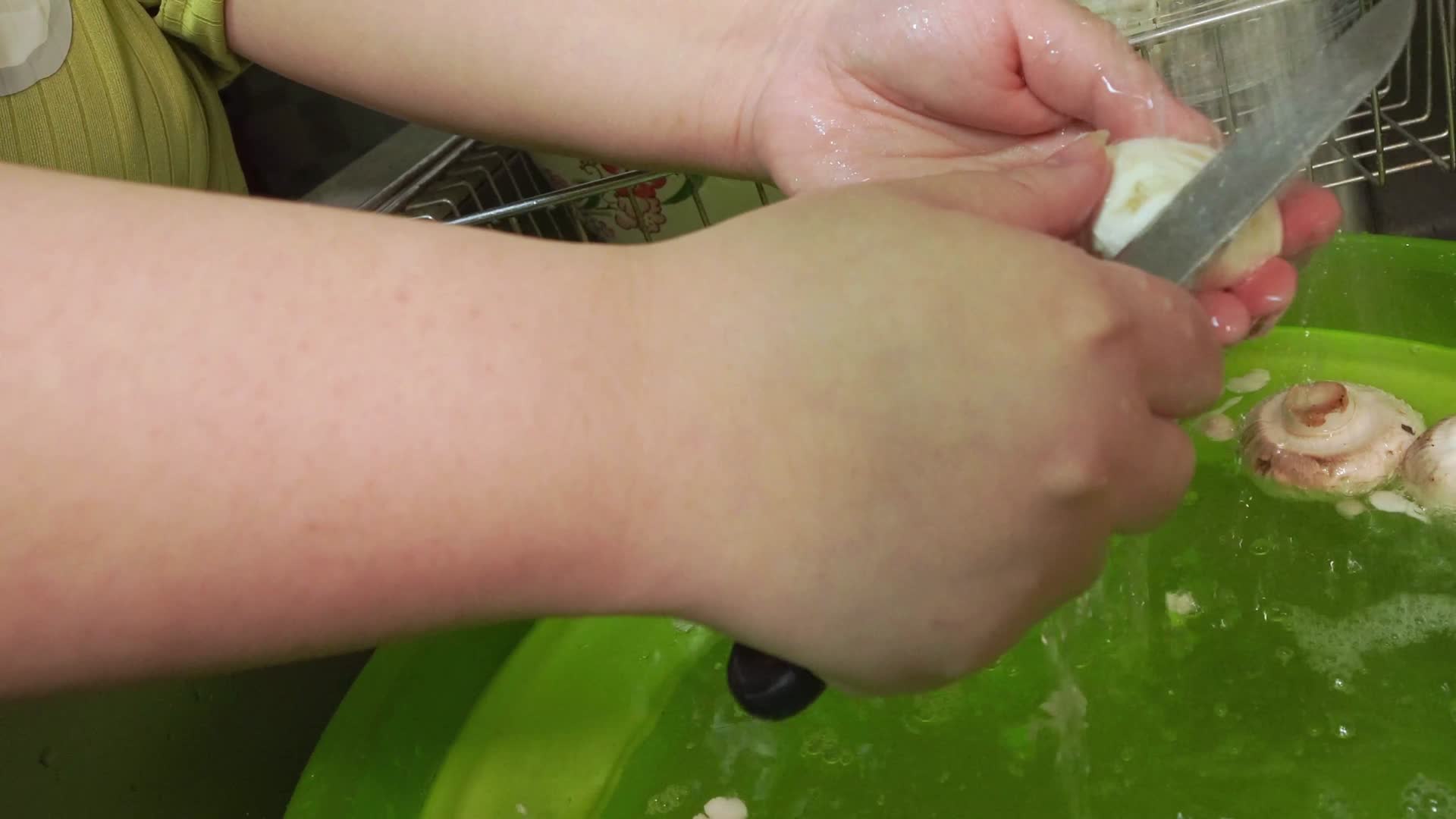厨房家务清洗口蘑视频的预览图