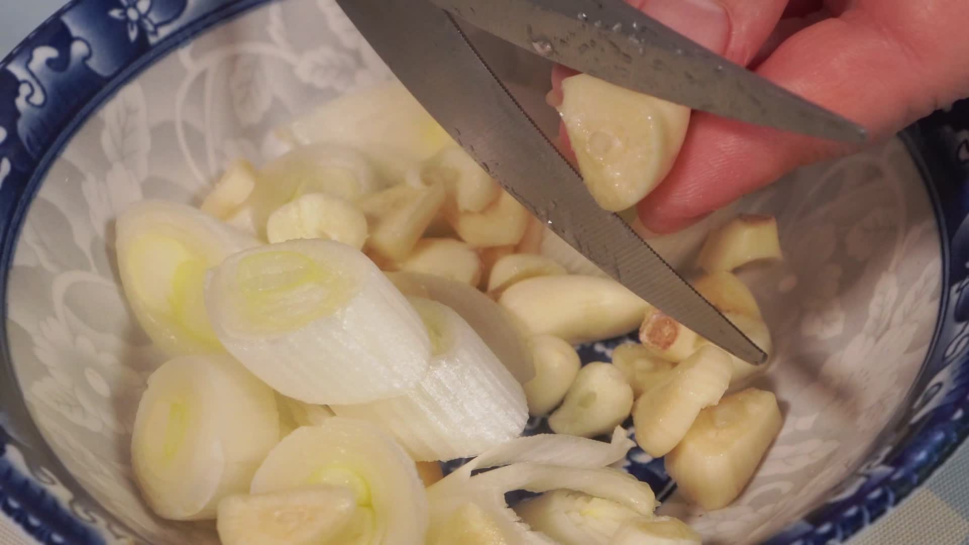 厨房剪刀处理葱姜蒜视频的预览图